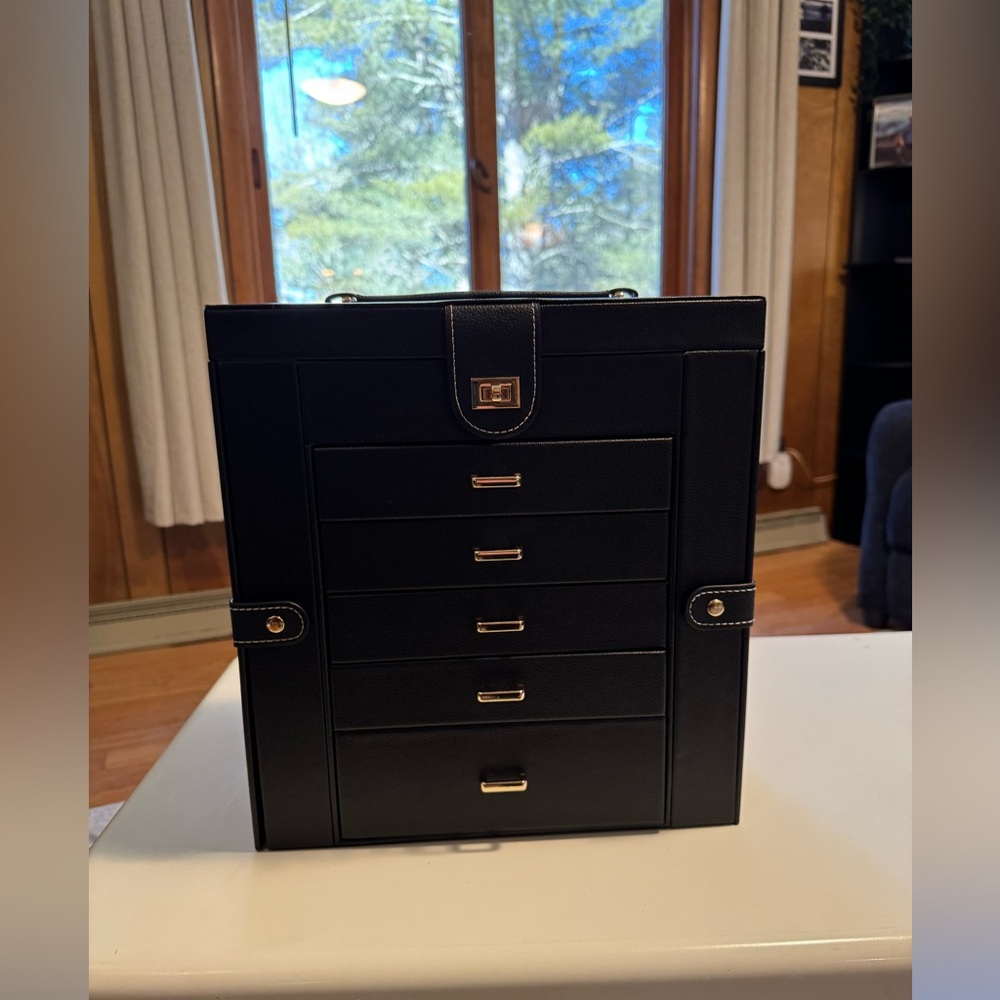 Jewelry organizer / storage case